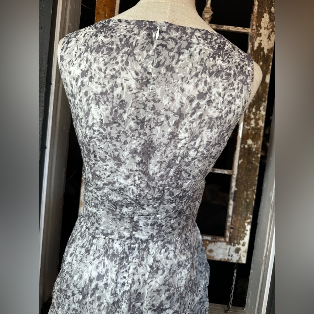 Talbots Size 2 Gray Abstract Floral Tiered Midi Dress Sleeveless V-Neck Cotton - Picture 7 of 10